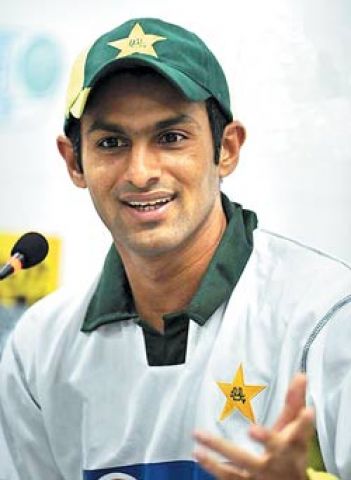 पाकिस्तानी क्रिकेटर शोएब ने लिया टेस्ट क्रिकेट से सन्यास