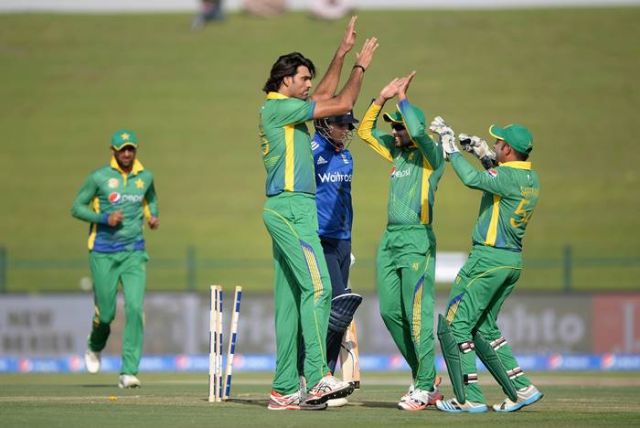 पाकिस्तान ने इंग्लैंड को 9 विकेट से हराया