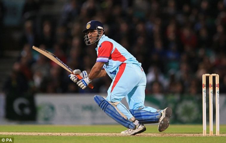 क्रिकेट :लंदन में भी धोनी के बल्ले ने दिखाया दम