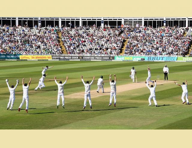 इंग्लैंड ने पाकिस्तान को हराकर सीरीज में  2-1 से बनाई बढ़त