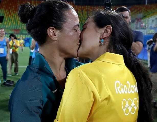 ओलिंपिक में जब लड़की ने किया लड़की को KISS !