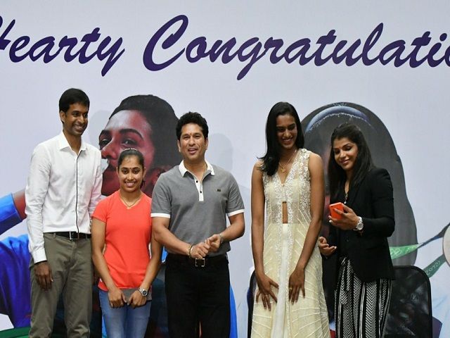 सचिन तेंदुलकर द्वारा ओलम्पिक पदक विजेताओं को सौंपी गई BMW कार की चाबियां