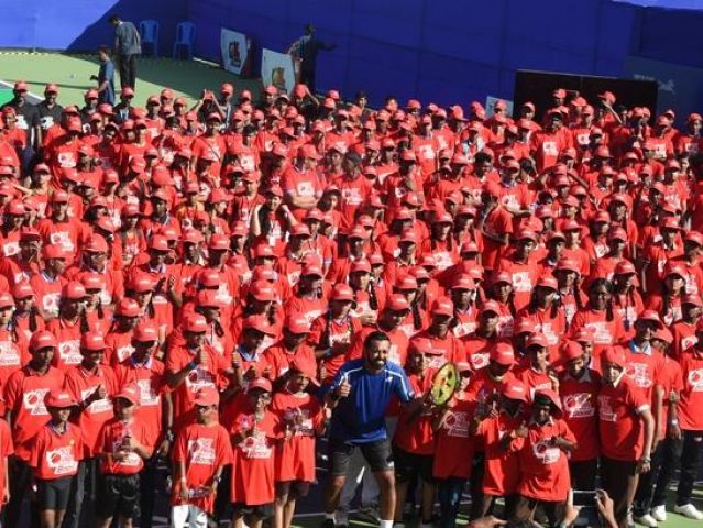 Largest tennis lesson set at 'China' created world record