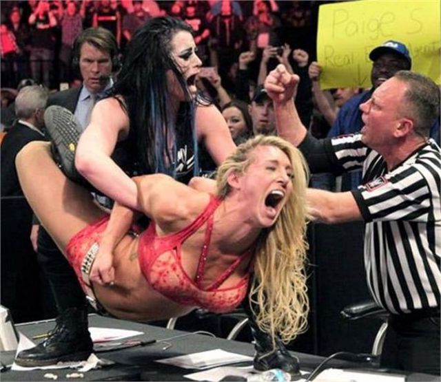 WWE दिवा चैम्पियनशिप: चैम्पियन चार्लोट को रोने पर मजबूर किया पेज ने