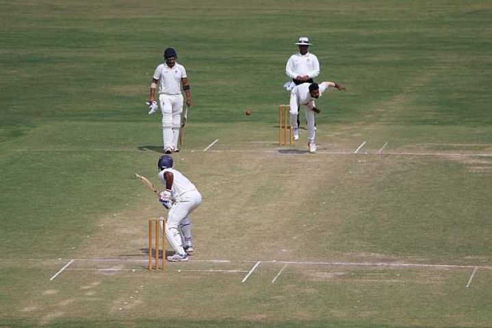 रोमांचक मोड़ पर आया मुंबई-हैदराबाद मैच, गुजरात का सेमीफाइनल खेलना तय