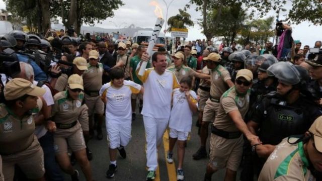 2016's Olympic torch lands in Rio de Janeiro by boat after 3-month tour
