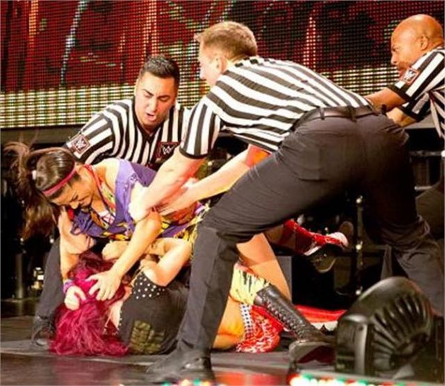 WWE में रेसलर को 'लूजर' कहने पर बाल पकड़कर जमकर पीटा