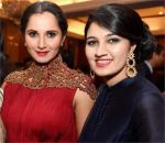 सानिया मिर्जा अपनी बहन व माँ के साथ दिल्ली पहुंचीं