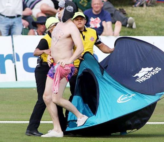 क्रिकेट मैच के दौरान युवक ने उतारे कपडे, करने लगा डांस