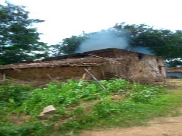 पत्नी के हत्यारे पति को ग्रामीणो ने परिजन समेत घर में बंद कर लगाई आग
