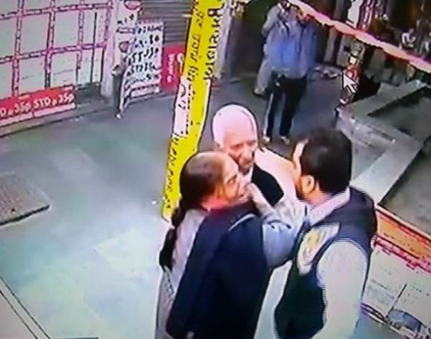 बुजुर्ग दंपति से दुकान में घुसकर युवक ने की मार-पीट, घटना CCTV में कैद