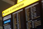 हीथ्रो हवाई अड्डे पर सरेआम चाकू से मारा