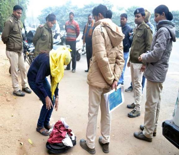 पब्लिक टॉयलेट में ड्रेस बदल बॉयफ्रेंड से मिलने पहुची स्कूल गर्ल, अचानक जा पहुची पुलिस