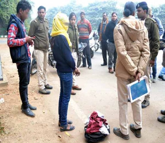 पब्लिक टॉयलेट में ड्रेस बदल बॉयफ्रेंड से मिलने पहुची स्कूल गर्ल, अचानक जा पहुची पुलिस