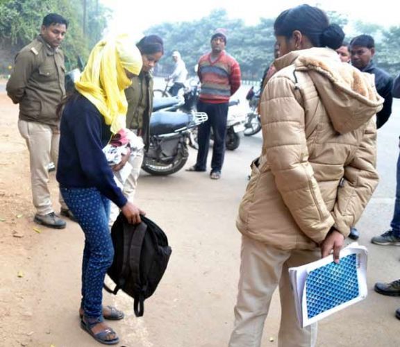 पब्लिक टॉयलेट में ड्रेस बदल बॉयफ्रेंड से मिलने पहुची स्कूल गर्ल, अचानक जा पहुची पुलिस