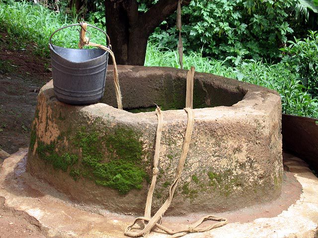 पानी भरने से किया मना तो आदिवासी महिला ने खोद डाला कुआं