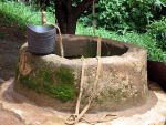 पानी भरने से किया मना तो आदिवासी महिला ने खोद डाला कुआं