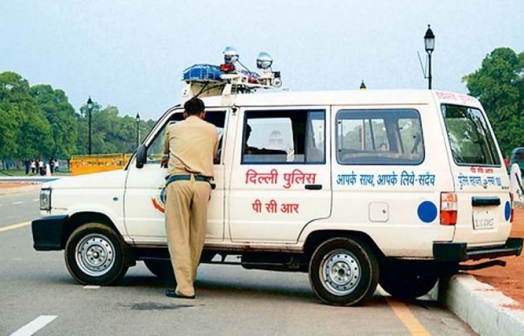 दिल्ली में बेखौफ बदमाशों ने कार चालक को दौड़ा-दौड़ा कर पीटा