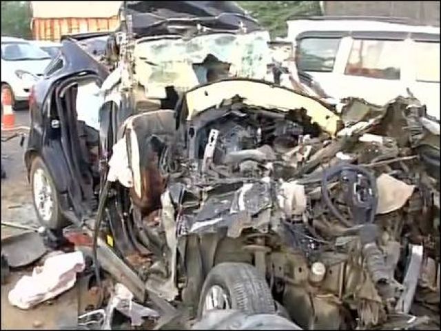दिल्ली में दर्दनाक हादसा, उड़ गए  SUV के परचक्खे, 6 की मौत