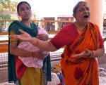 जिंदा होने की उम्मीद :  3 दिन तक गोद में बेटे का शव लिए मंदिर में बैठी रही मां