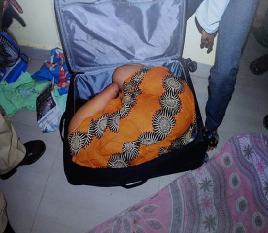 बेवफाई का अंजाम, बीवी की लाश को सूटकेस में किया बन्द