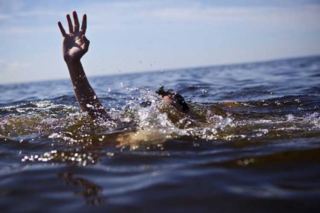 शर्मनाक : छात्र झील में डूब रहा था और लोग विडियो बनाते रहे
