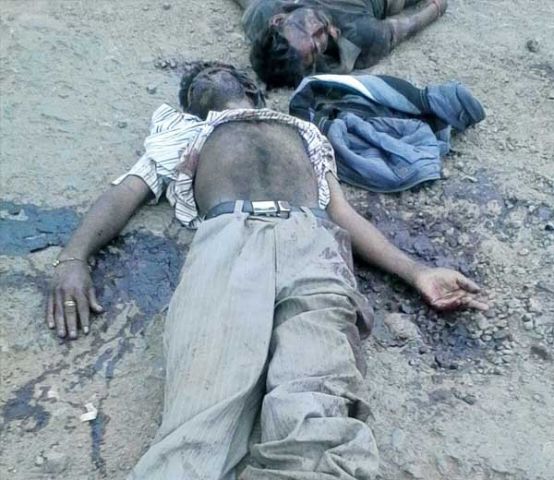 दो ग्रामीणो को पुलिस का मुकबीर मान कर नक्सलियों ने मारकर सड़क में फेका