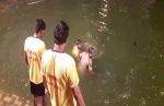 गणेश विसर्जन के दौरान पुलिसवाले की पानी में डुबोकर हत्या करने का प्रयास