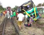 वीडियो : पटरी से गुजरी बस और हो गया भयानक हादसा...