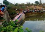 नदी में बस गिरने से 45 यात्री घायल, कई की हालत नाजुक