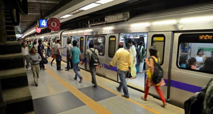 दिल्ली : युवक ने मेट्रो के सामने कूदकर दी जान