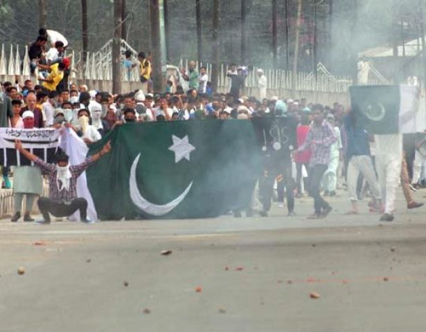 फिर फहराए जम्मू-कश्मीर में ISIS और पाकिस्तान के झंडे