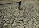 मध्यप्रदेश में भी सूखे की मार, पहाड़ों को पार कर लाया जा रहा पीने का पानी