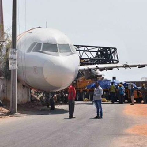 बेगमपेट हवाईअड्डे की बिल्डिंग की दीवार पर जा गिरा विमान