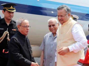 राष्‍ट्रपति पहुंचे छत्तीसगढ़, मुख्‍यमंत्री रमनसिंह ने किया आत्‍मीय स्‍वागत