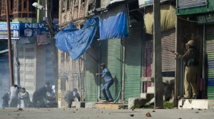 मसरत की गिरफ्तारी पर कश्मीर बंद का एलान, फायरिंग में एक की मौत
