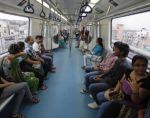 मुंबई मेट्रो में आंटी ने दिया लड़कों को ऐसा करारा जवाब कि सभी दंग रह गए