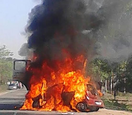ट्रक-कार भिड़त के बाद कार में लगी आग, 4 झुलसे