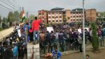 एनआईटी छात्रों का कश्मीर यूनिवर्सिटी के बाहर प्रदर्शन