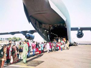 वायु सेना के विमान से लौटे करीब 2,000 भारतीय