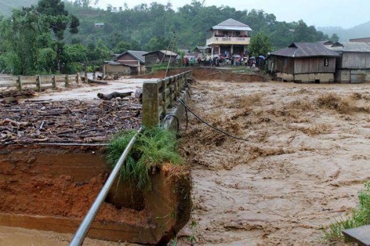 मणिपुर में भारी बारिश से जनजीवन अस्त - व्यस्त, भूस्खलन में 20 की मौत