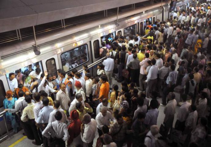 हरदा रेल हादसे के कारण वाराणसी स्टेशन पर लोगों की भीड़