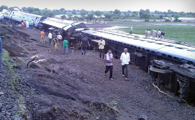 एक ही जगह दो ट्रेन हादसों में 30 से अधिक लोगों की मौत, रेलमंत्री ने की मुआवजे की घोषणा