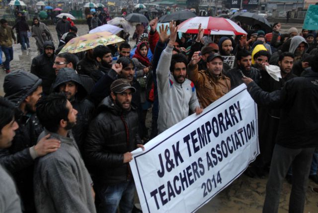 जम्मू-कश्मीर में शिक्षक और पुलिस के बीच झड़प