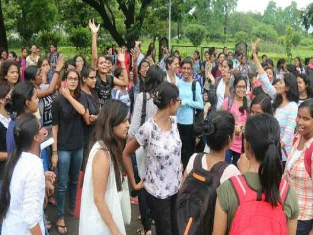 मिनी स्कर्ट पर पांबदी से गुस्साई छात्राओं ने किया विरोध प्रदर्शन