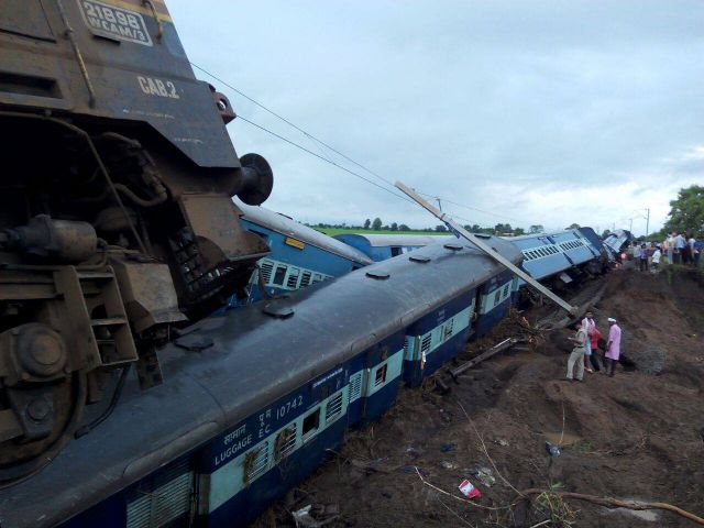 हरदा में हुआ ट्रेन हादसा, 24 लोगों की मौत 200 घायल,देखे तस्वीरें
