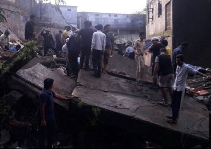 मुंबई में भवन गिरने से 2 की मौत