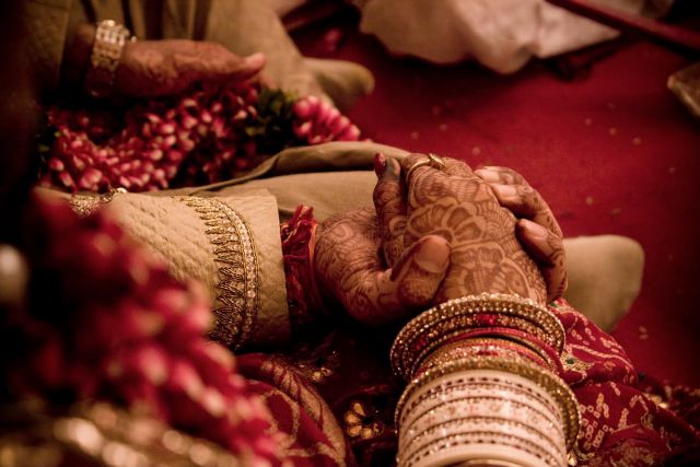 पति ने पत्नी की बॉयफ्रेंड से कराई शादी,रस्म निभाकर उठाया शादी का खर्च