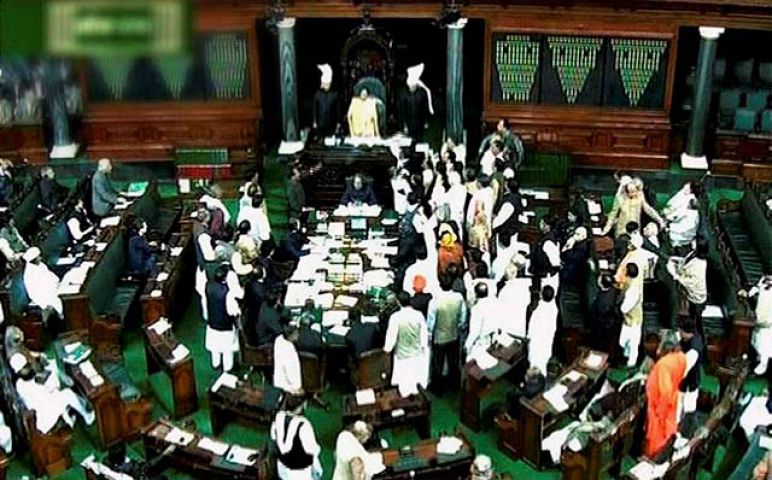 संसद की कार्रवाई में बरपा हंगामा, पैसों के लिए मोदी की मदद का आरोप