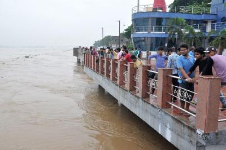 गंगा नदी खतरे के निशान से महज एक मीटर नीचे, प्रशासन ने जारी किया अलर्ट